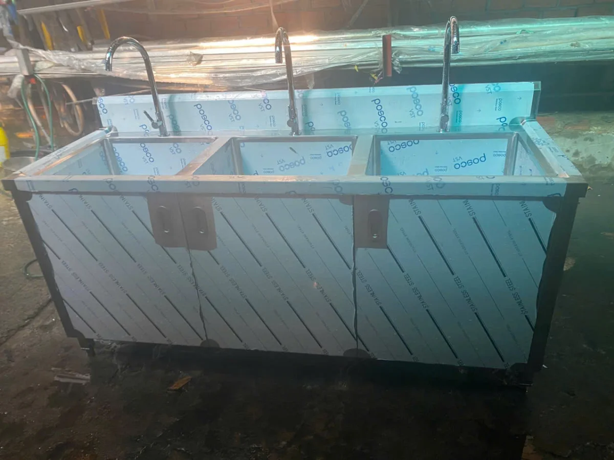 bồn rửa công nghiệp dạng tủ có cửa - hình minh họa 1